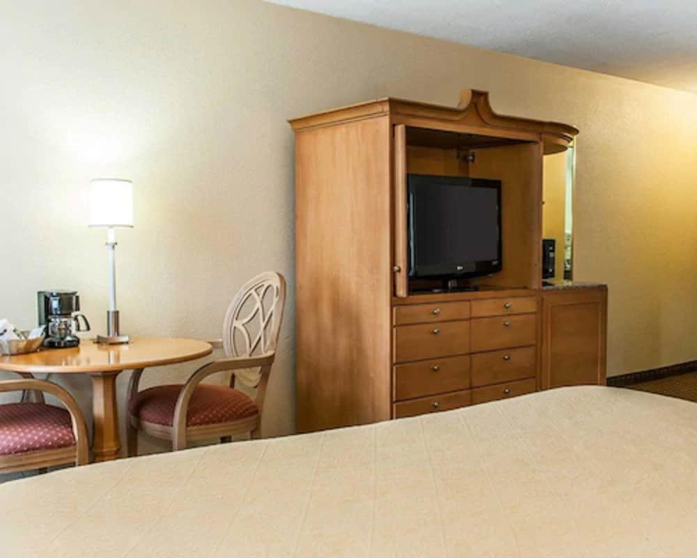 Quality Inn & Suites Shelbyville I-74 photo 9