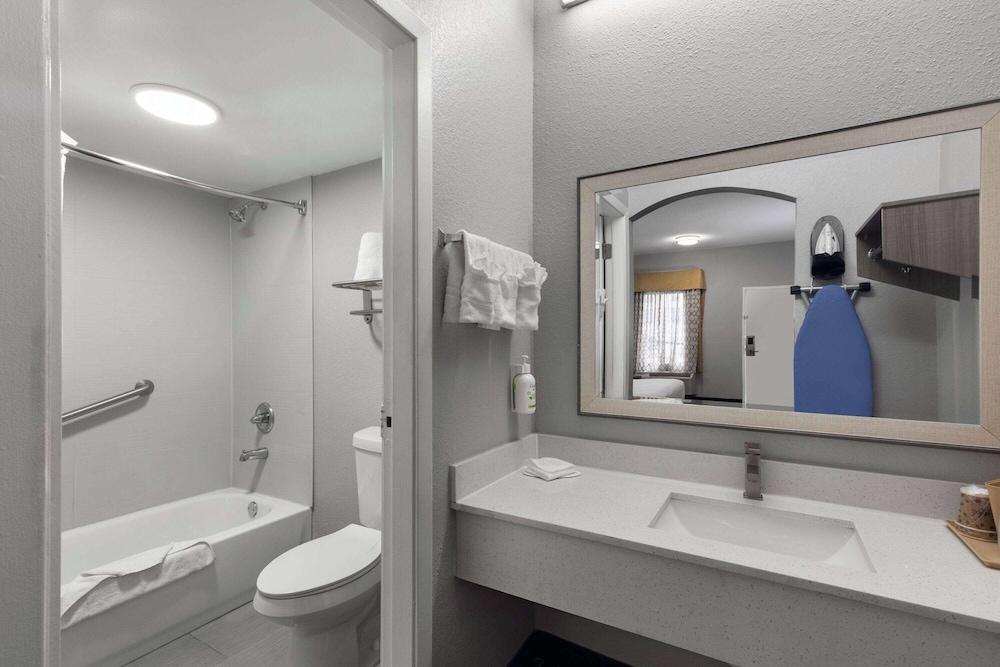Baymont by Wyndham Mobile/Tillmans Corner photo 18