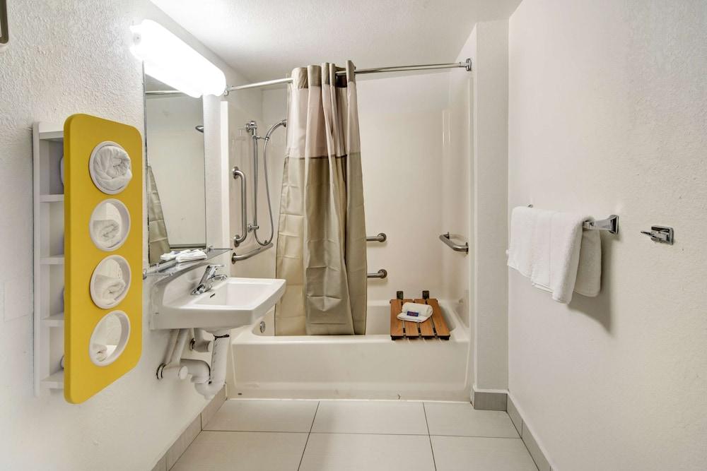 Motel 6 Dallas, TX - Forest Lane photo 13