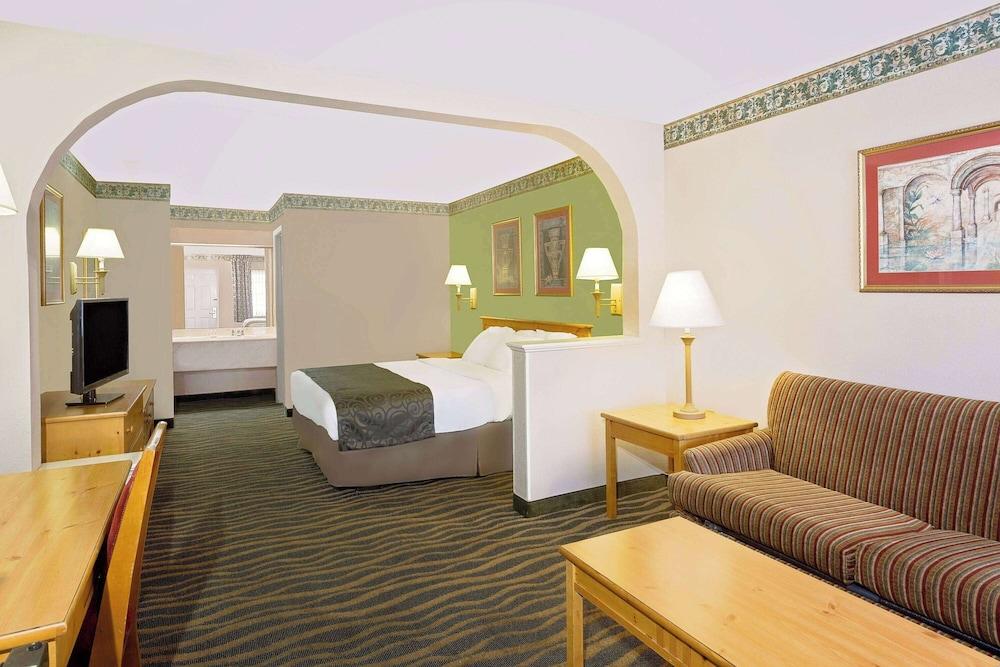 Days Inn & Suites by Wyndham Starkville photo 3