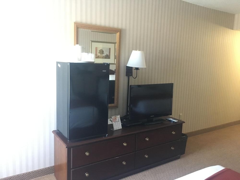 Mountain Inn & Suites photo 25