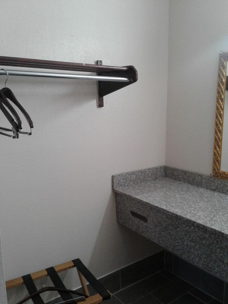 Budget Inn Express photo 9
