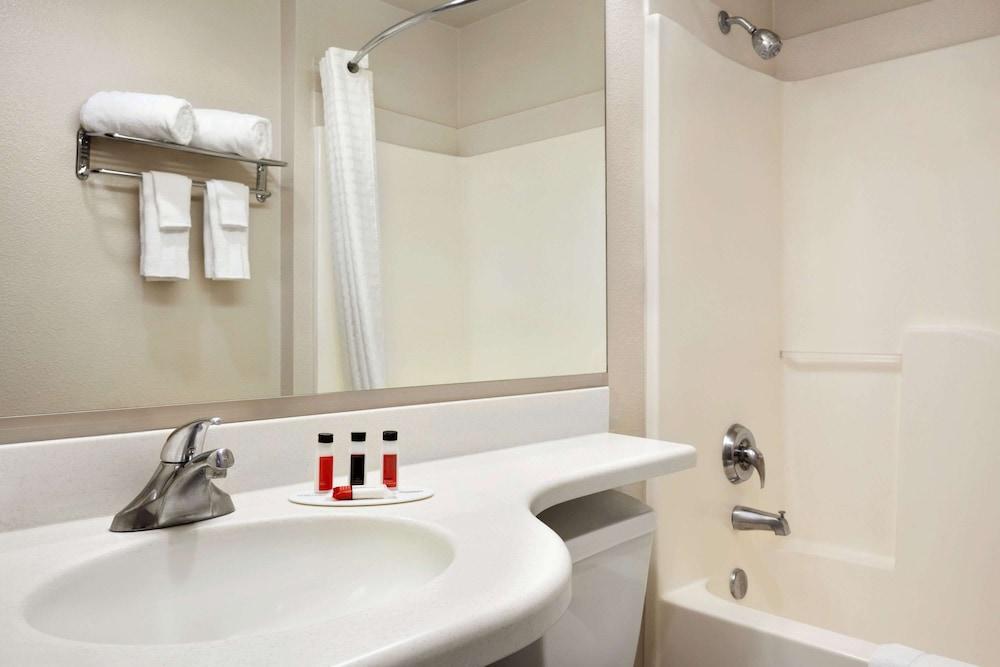Microtel Inn & Suites by Wyndham Lodi/North Stockton photo 41