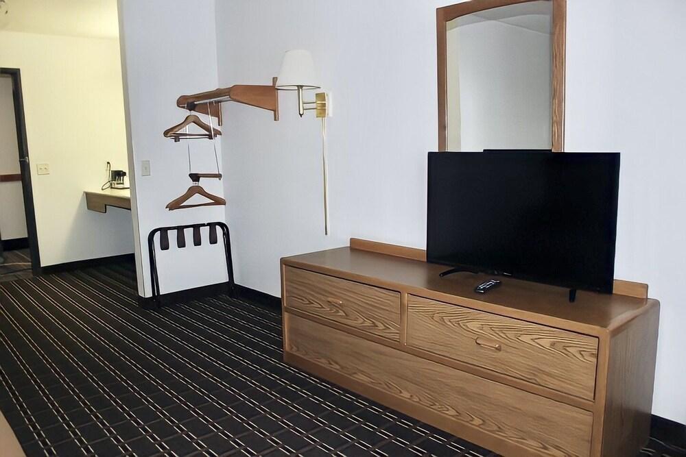 AmeriVu Inn and Suites - Stanley photo 9