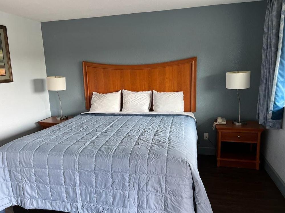 Holiday Motel photo 8
