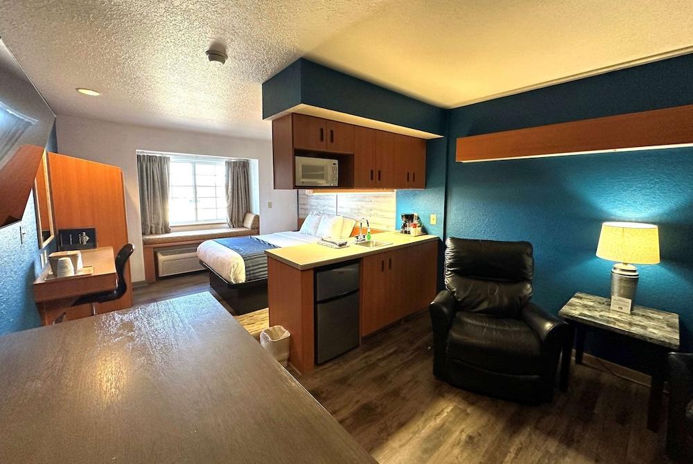 Microtel Inn & Suites by Wyndham Tomah photo 2