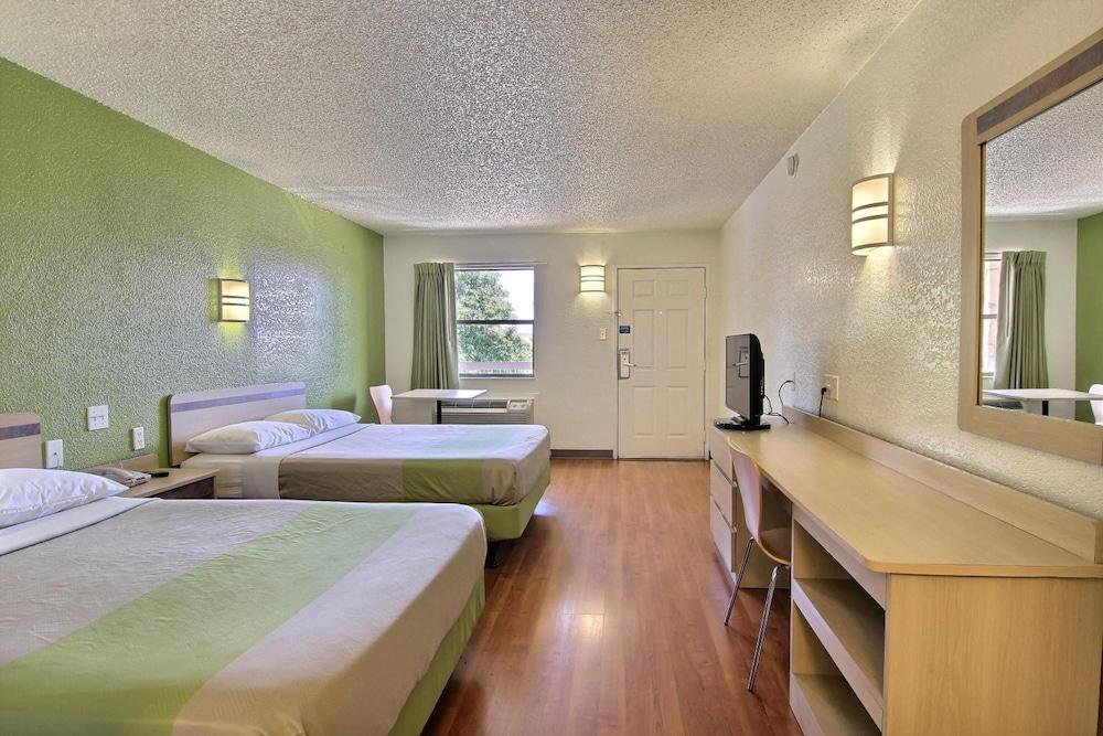 Motel 6 Austin, TX - Central Downtown UT photo 4