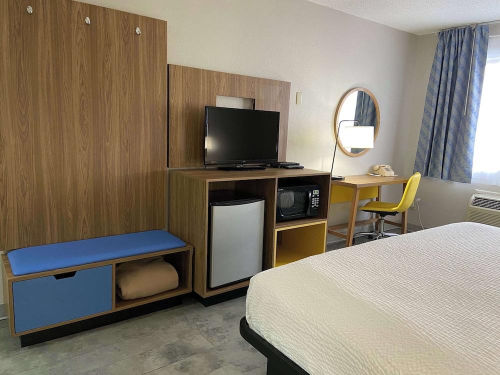 Days Inn by Wyndham Rawlins photo 23
