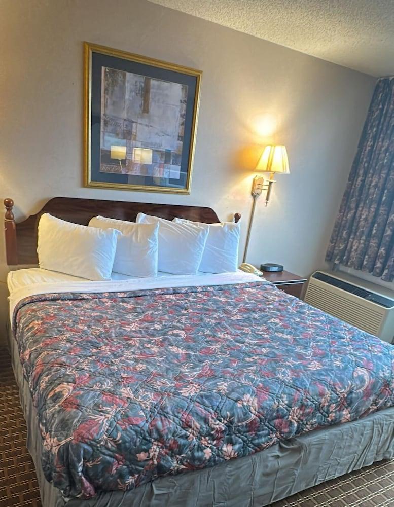 Napoleon Inn & Suits photo 3