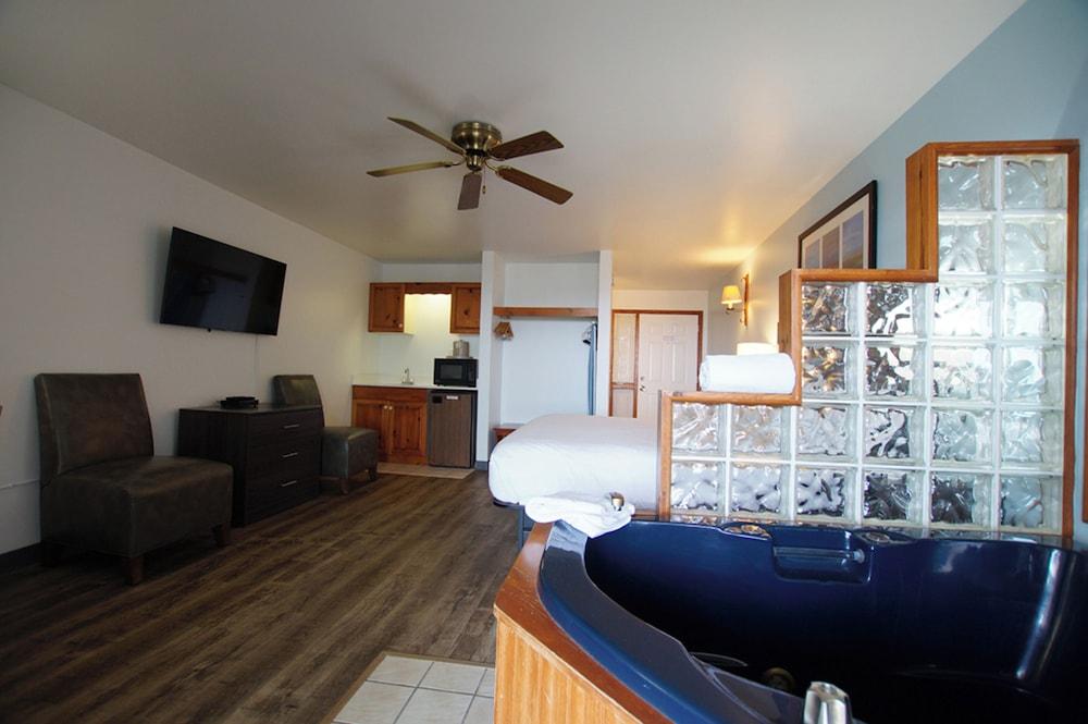 Snyder's Shoreline Inn photo 16