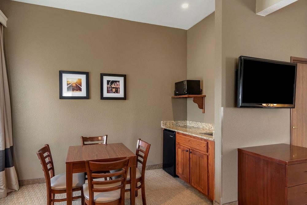 Comfort Inn Warrensburg Station photo 22