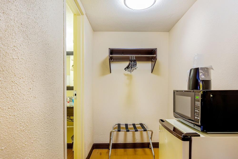 Americas Best Value Inn Moline photo 8