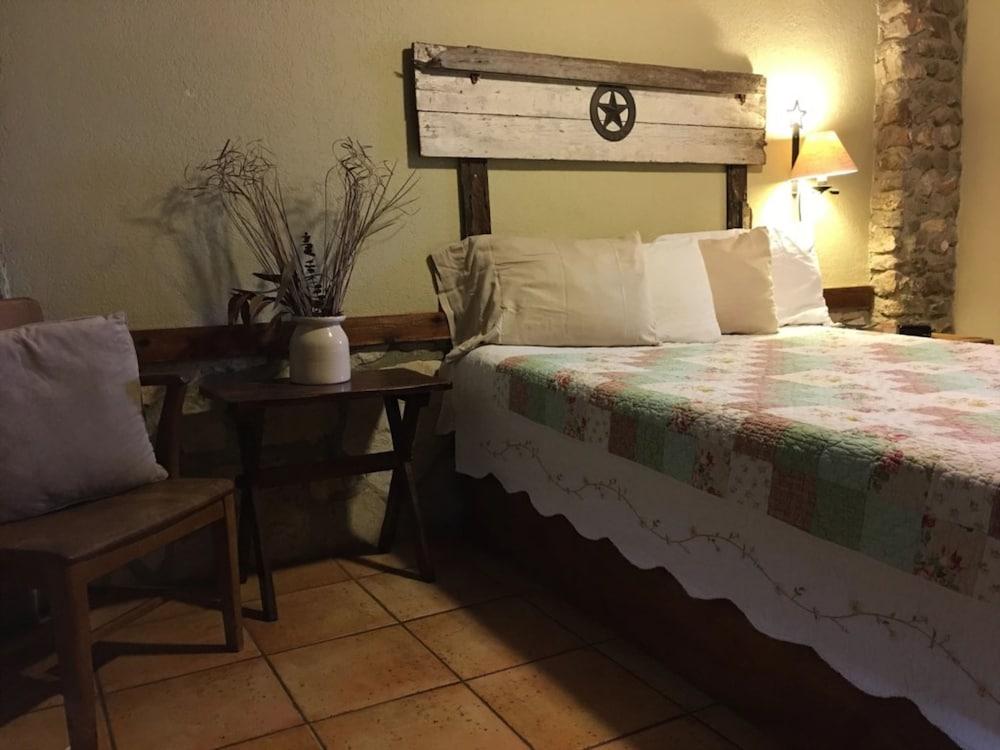 The Leakey Inn by CMD photo 7