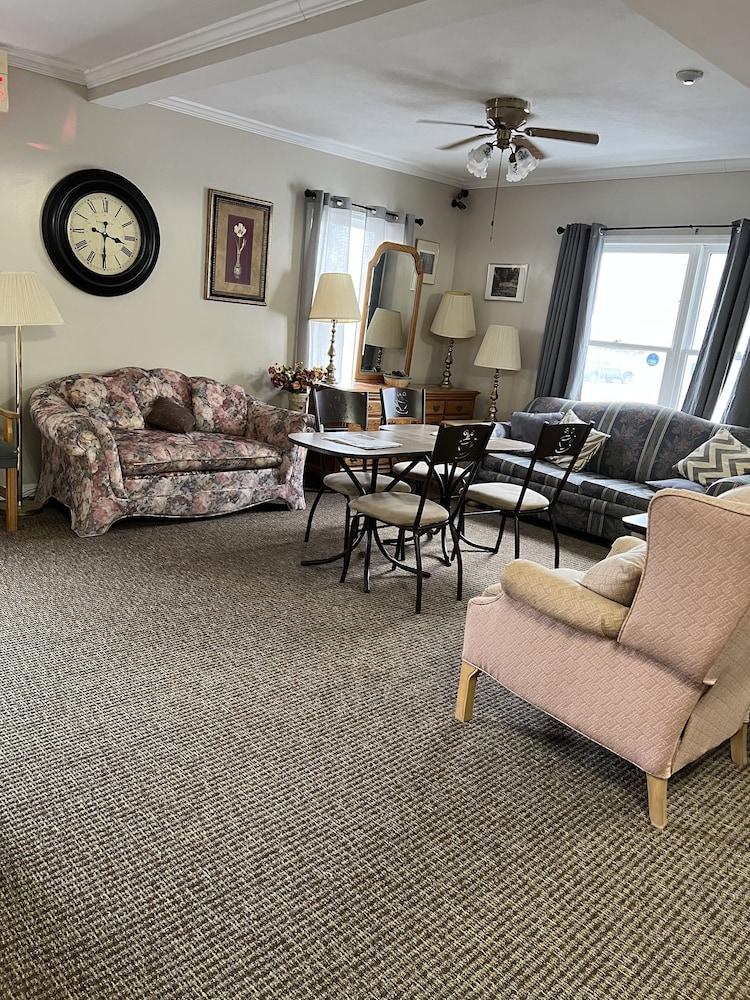 Oswego Inn photo 2