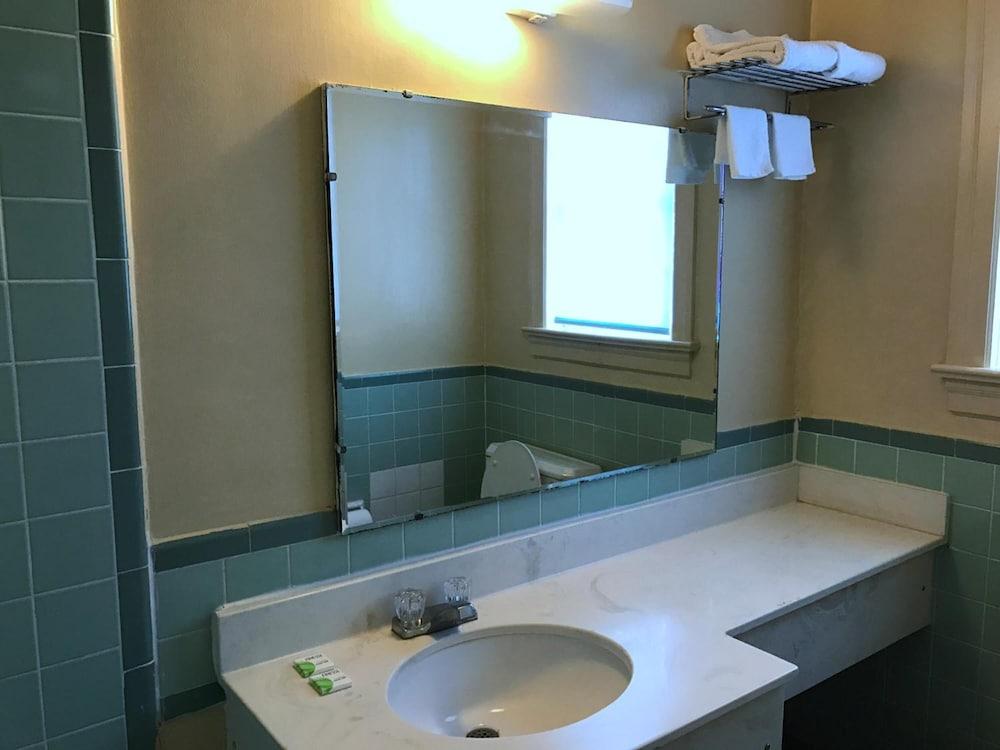 OYO Hotel Economy Inn US-29 Danville photo 12