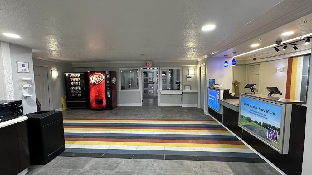 Motel 6 Beaumont, TX photo 2