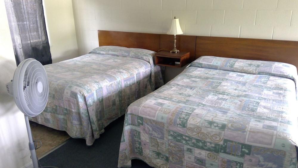 Village Green Motel photo 6