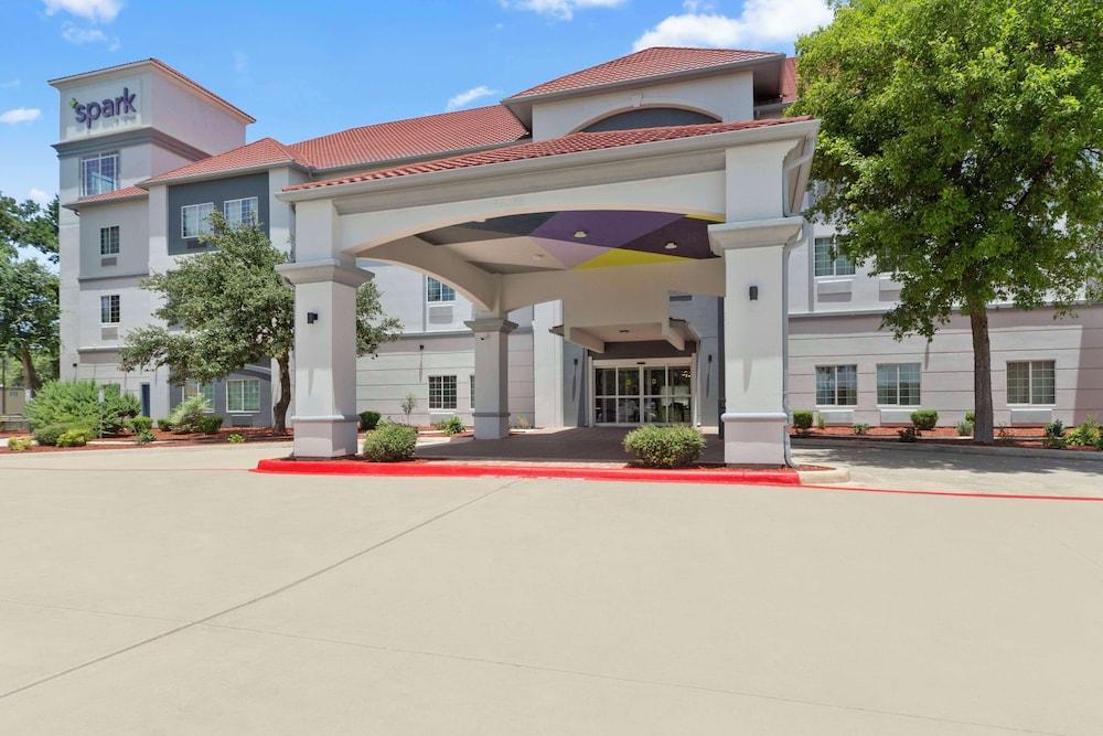 Spark by Hilton San Antonio Dominion photo 1