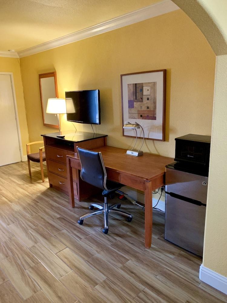 Town & Country Motel photo 24