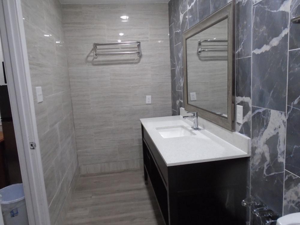Town House Motel photo 14