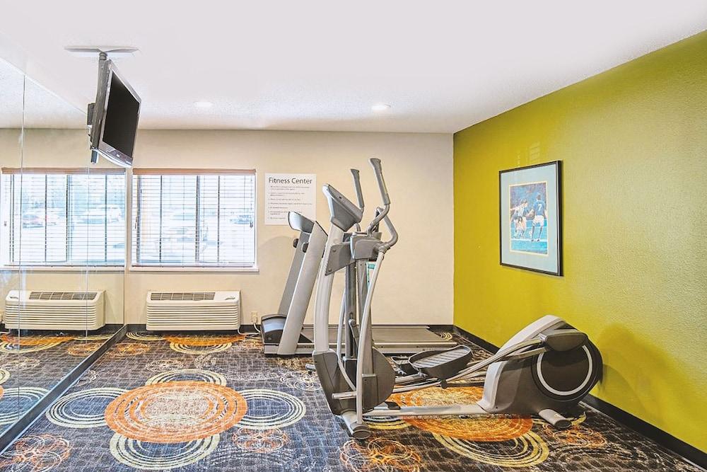 Norwood Inn & Suites Milwaukee photo 19