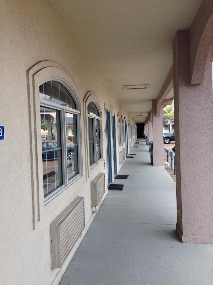 Camelot Inn & Suites Highway 290 NW Freeway photo 28