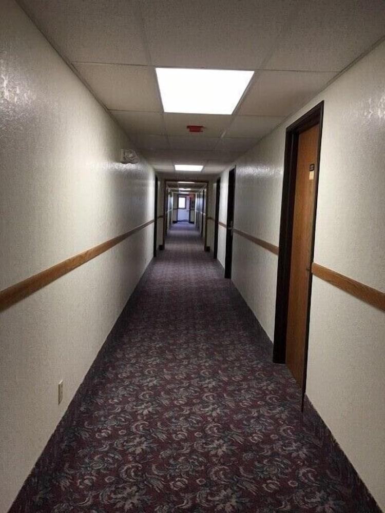 Clarion Hometown Inn photo 16
