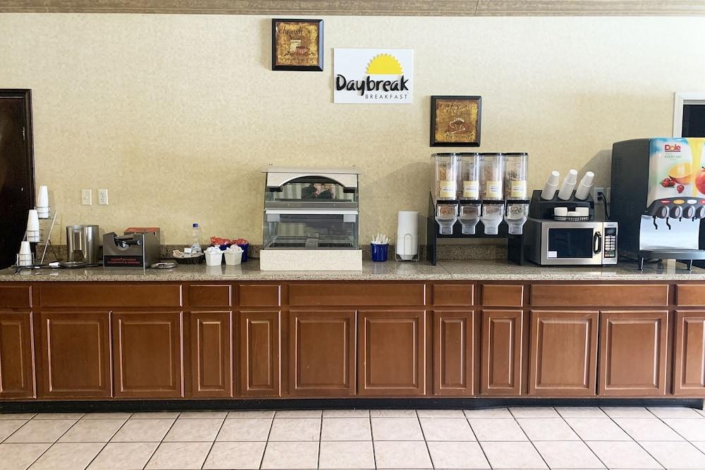 Days Inn by Wyndham Conneaut photo 36