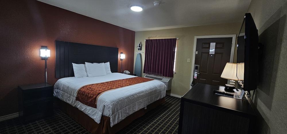 Deluxe Inn Motel photo 11