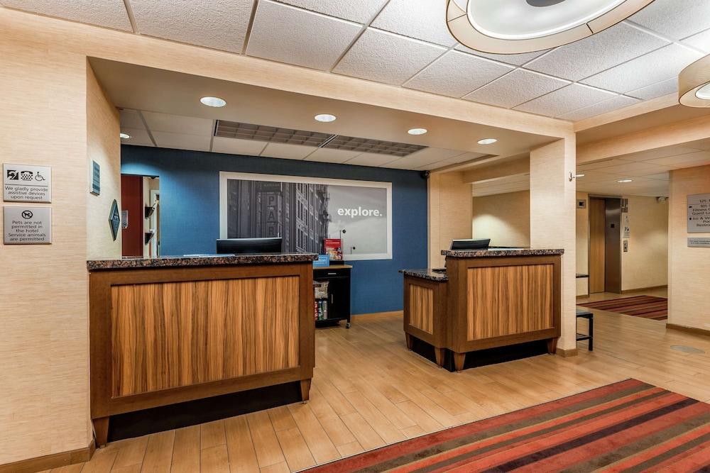 Hampton Inn Milwaukee-Airport photo 3