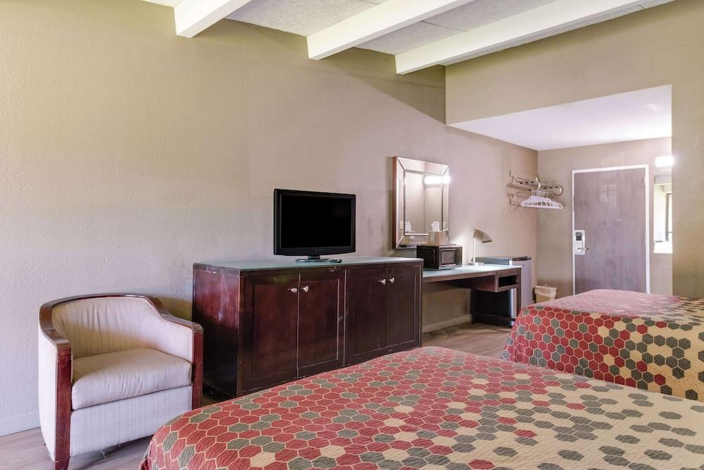 Econo Lodge photo 18