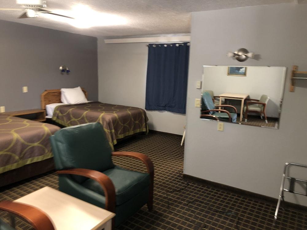 Hawkeye Motel photo 3