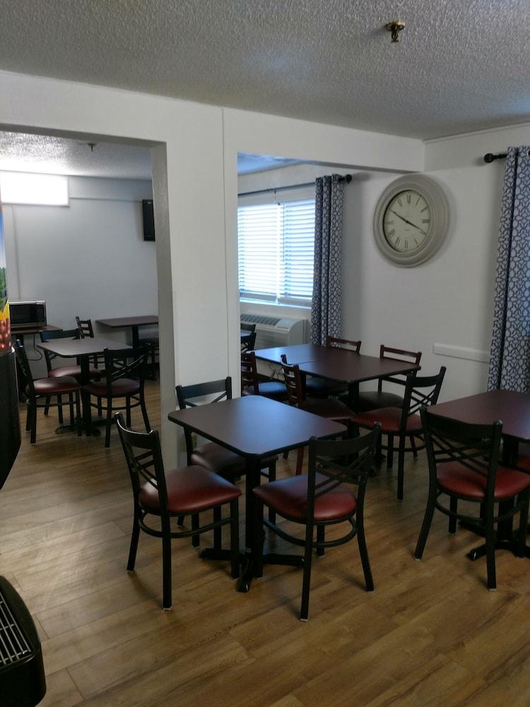 Super 8 by Wyndham Montgomery Maybrook photo 21