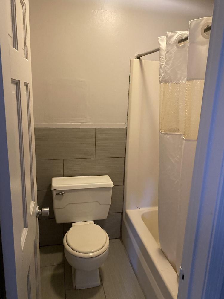Colonial Manor Motel photo 11