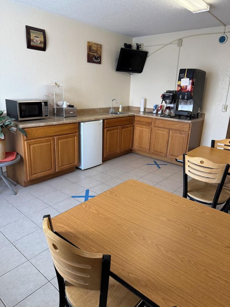 Peddlers Inn Motel photo 17