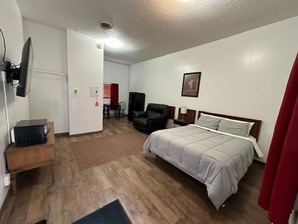 Bobbi's Classic Motel photo 9