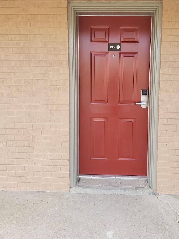 Budget Inn & Suites photo 14