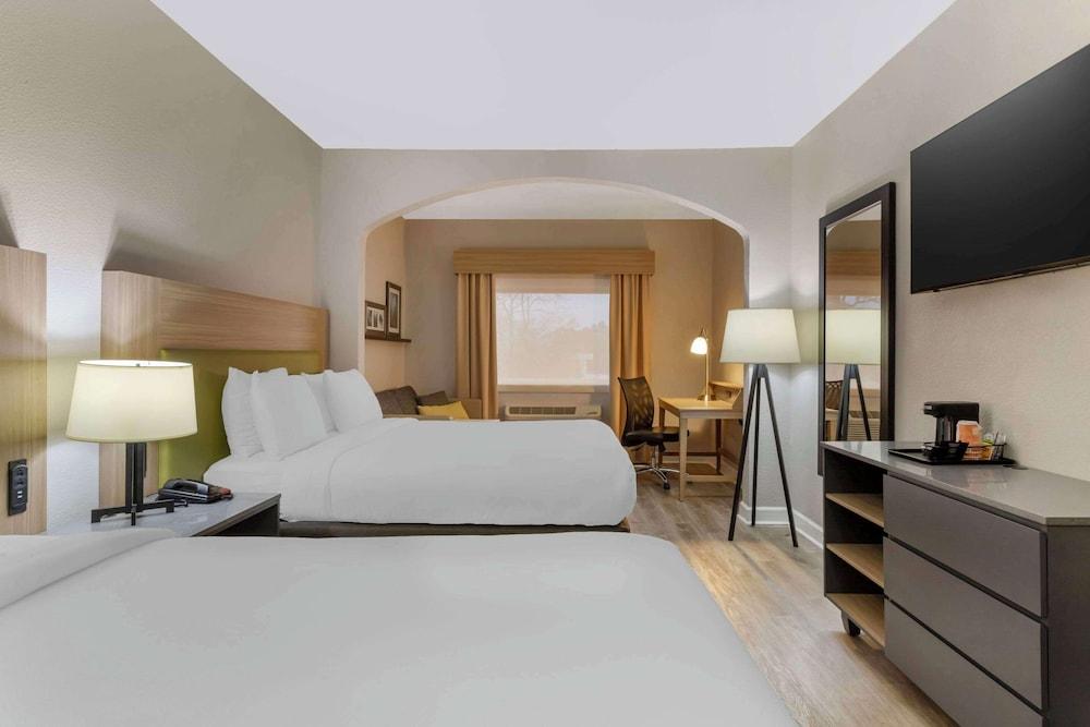 Comfort Suites Shenandoah-The Woodlands photo 16