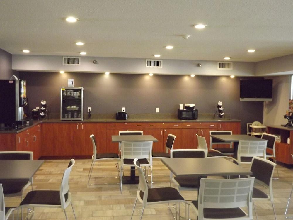 Microtel Inn & Suites by Wyndham Ames photo 44