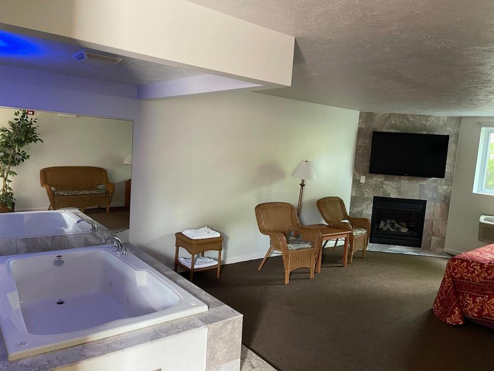 VIBE INN - WHIRLPOOL SUITES photo 16