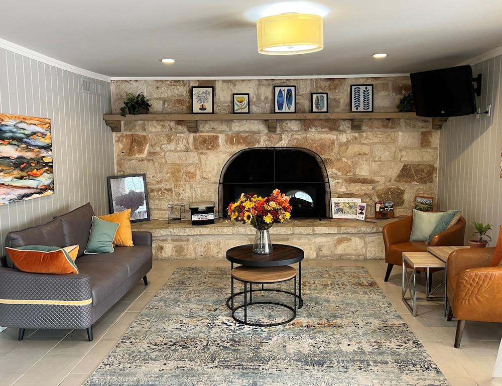 Sunday House Inn and Suites photo 3
