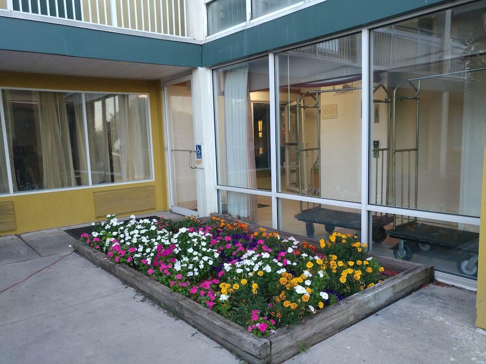 Super 8 by Wyndham New Cumberland photo 57