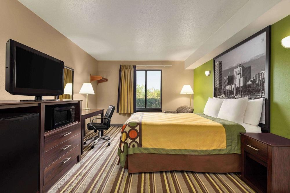 Super 8 by Wyndham Germantown/Milwaukee photo 52