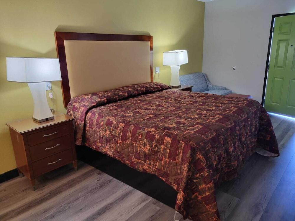 Stadium Inn & Spas photo 35