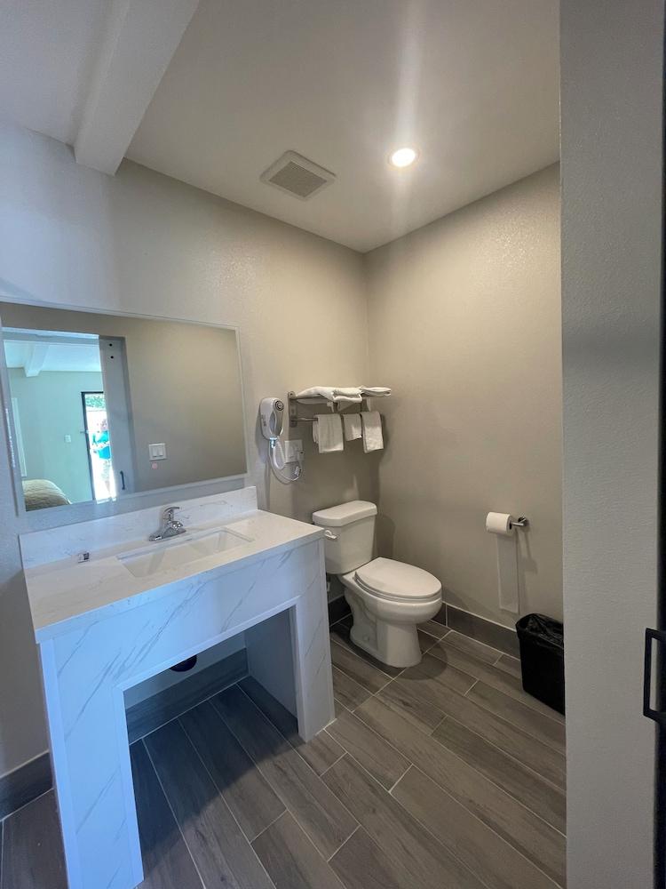 Stadium Inn & Spas photo 8