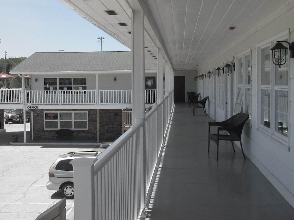 Brewer Motor Inn photo 14