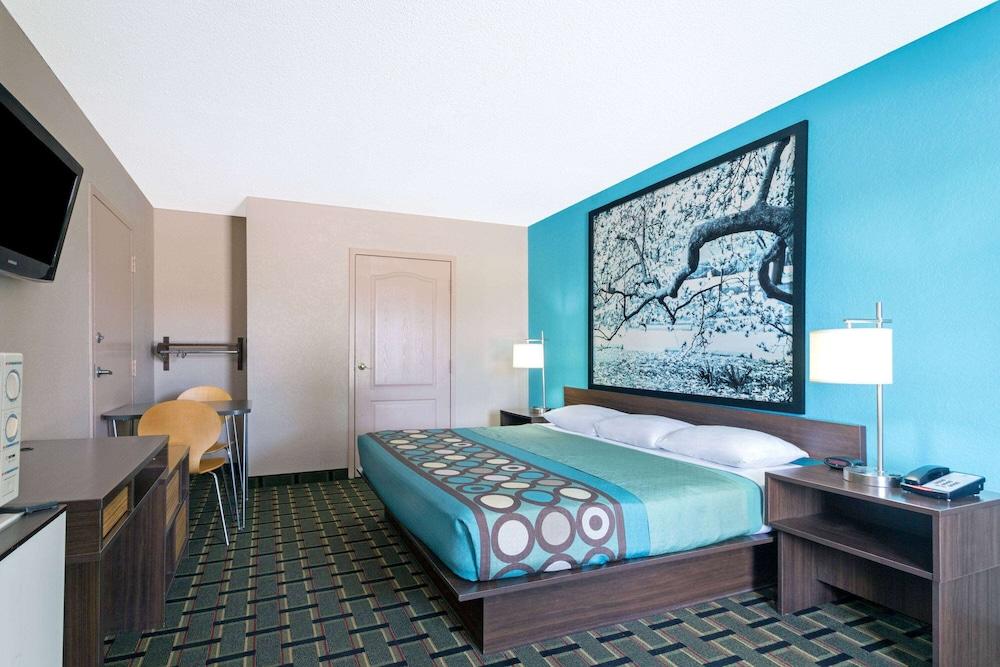 Super 8 by Wyndham Brunswick South/I-95 photo 9
