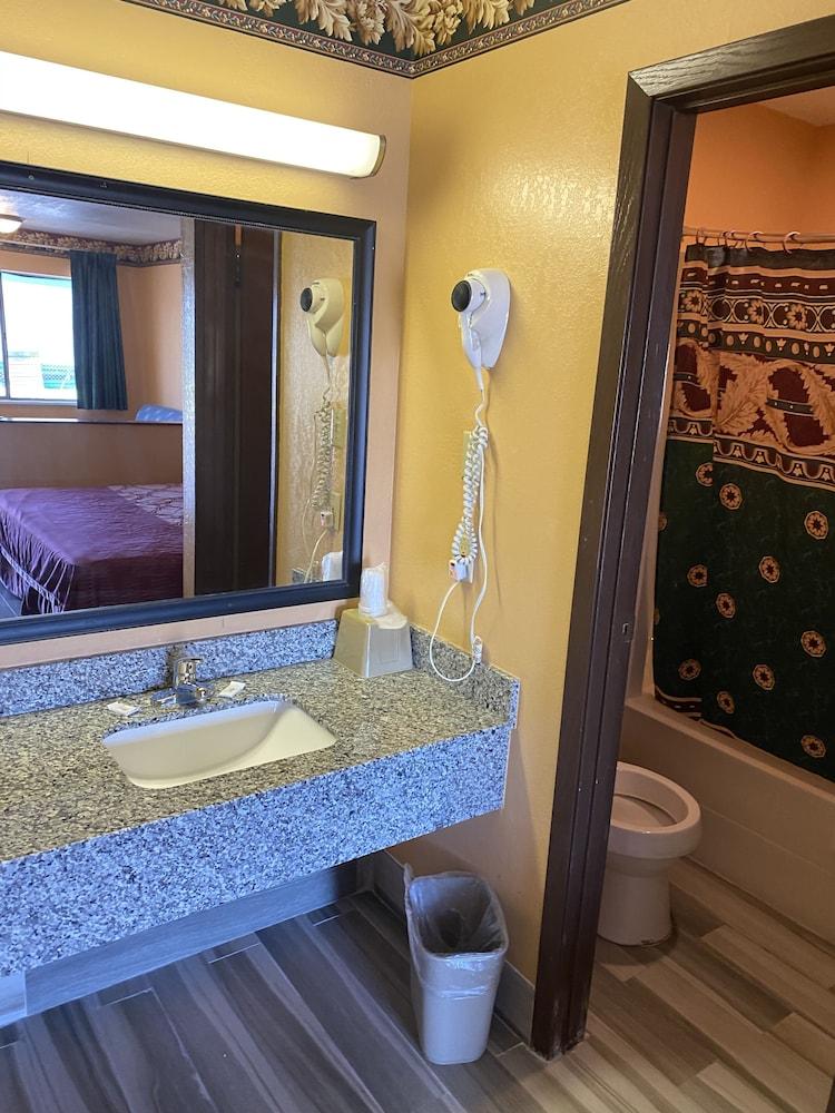 Executive Inn and Suites photo 25
