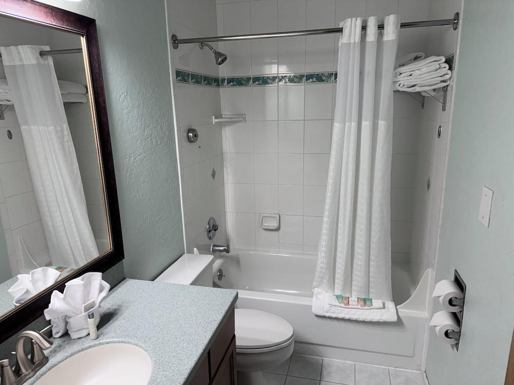 Promenade Inn & Suites Oceanfront photo 23