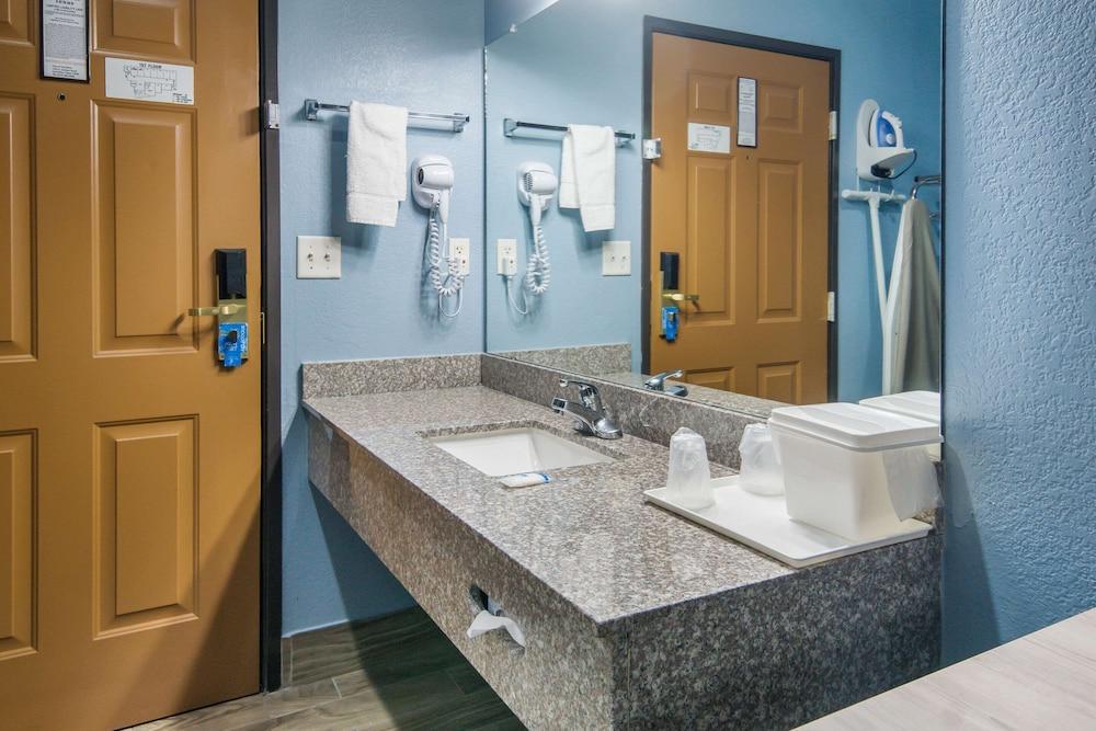 Rodeway Inn Carrollton I-35E photo 4